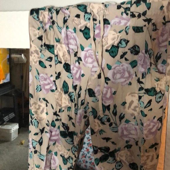 Aritzia joggers floral pattern - Picture 1 of 4